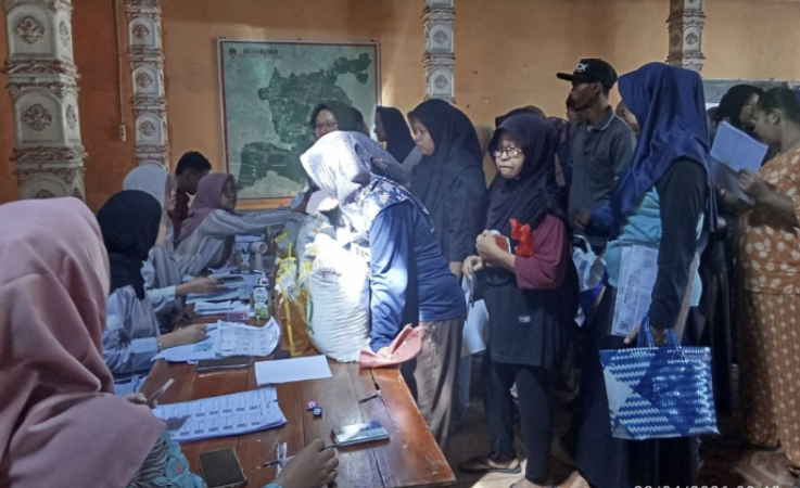 544 Warga Desa Bener Terima Bansos Berupa Beras dan Minyak Goreng