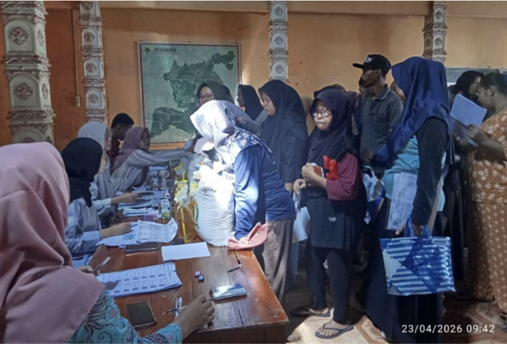 544 Warga Desa Bener Terima Bansos Berupa Beras dan Minyak Goreng